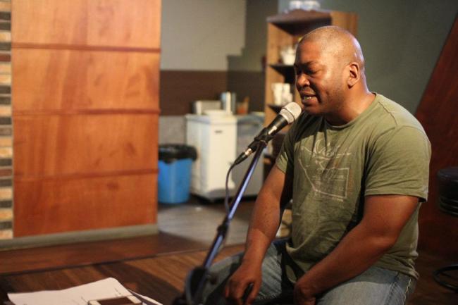 Shawn Tendy performs at Open Mic at Traveler’s Bar and Grill in Daegu in May 2012. (Travelers Daegu Open Mic)