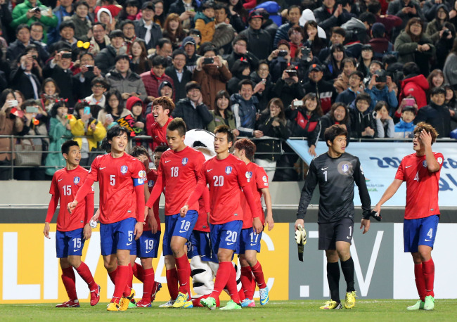 South Korean players rejoice after beating Qatar 2-1 in their World Cup qualifier at Seoul World Cup Stadium on Tuesday. (Yonhap News)