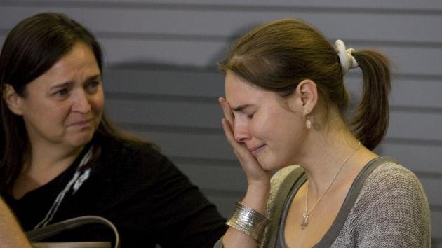 Amanda Knox (right) breaks down as her mother, Edda, looks on during a news conference held at the Seattle-Tacoma International Airport near Seattle, Washington on October 4, 2011. (UPI)