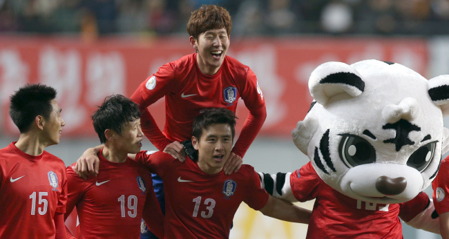 South Korean players celebrate after Son Heung-min scored a last-minute goal to win the game at a World Cup qualifier match in Seoul on Tuesday. (Yonhap News)