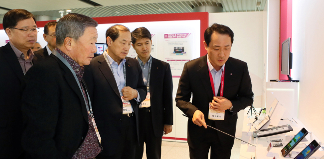 LG Group chairman Koo Bon-moo (second from left) and LG executives including LG Corp. president Cho Juno (second from right) attend a session for assessing the company’s R&D progress earlier this month. (LG Group)