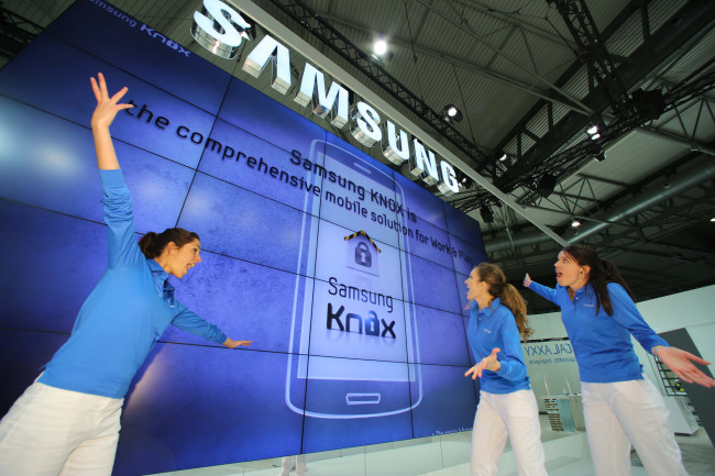 Samsung employees introduce the firm’s mobile enterprise solution called Knox at the Mobile World Congress in Barcelona, Spain, last month. (Samsung Electronics)