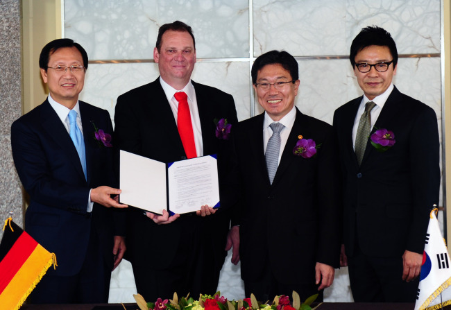 Industry Minister Yoon Sang-jick (third from left) poses with Michael Suess (second from left), CEO of Siemens energy sector, after concluding an MOU on the firm’s investment in Seoul on Wednesday. At left is Siemens Korea chief Kim Jong-kap and at right is Invest Korea commissioner Han Ki-won. (Industry Ministry)