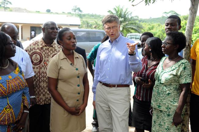 Microsoft’s chairman Bill Gates talks with health officials at Awutu Senya district, central Ghana on Tuesday. ( AFP-Yonhap News)