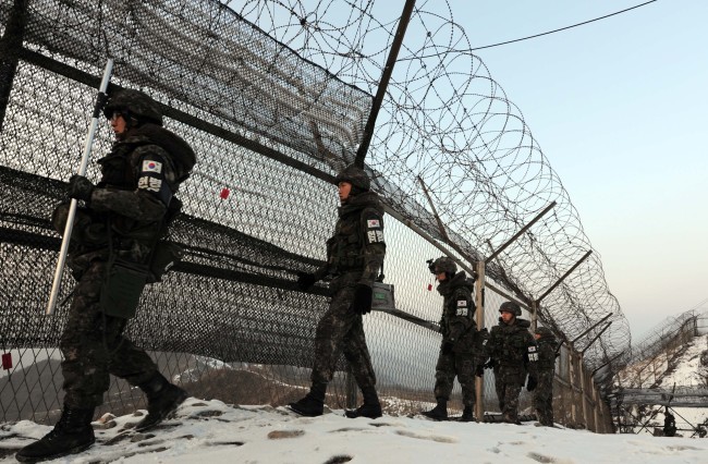 South Korean soldiers patrol the fence at the Demilitarized Zone on the border with North Korea. (Yonhap News)