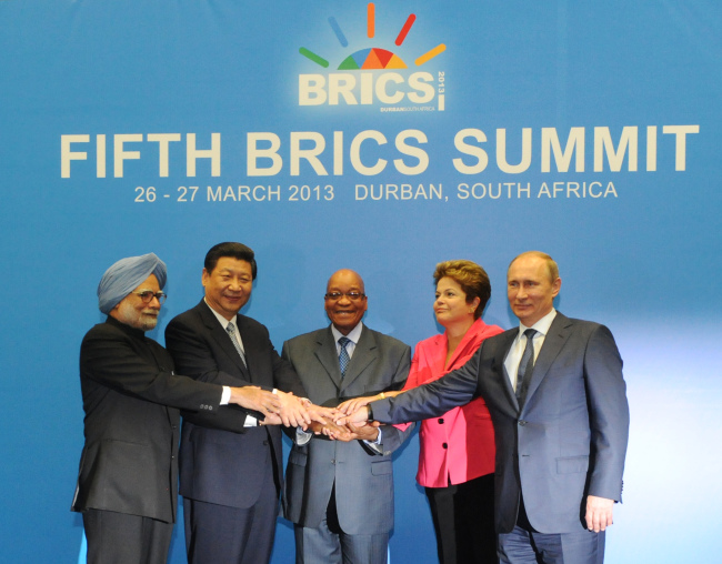 BRICS leaders (from left) Indian Prime Minister Manmohan Singh, Chinese President Xi Jinping, South African President Jacob Zuma, Brazil’s President Dilma Rousseff and Russian President Vladimir Putin pose for a group picture during the BRICS 2013 Summit in Durban, South Africa, Wednesday. (AP-Yonhap News)