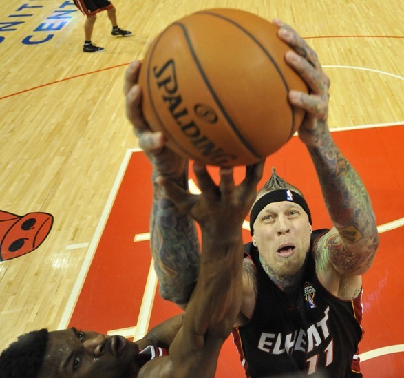 Miami Heat forward Chris Andersen (R) and Chicago Bulls forward Jimmy Butler go for a rebound during the second half at the United Center in Chicago on March 27, 2013. The Bulls won 101-97. UPI/Brian Kersey/ (Yonhap News)