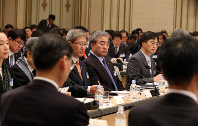 Culture Minister Yoo Jin-ryong (second from right) listens to President Park Geun-hye’s speech during a joint policy briefing by education and culture ministries at Cheong Wa Dae on Thursday. (Yonhap News)