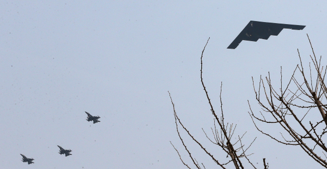  B-2 한반도 출격 (평택=연합뉴스) 신영근 기자 = 미군의 스텔스 전략폭격기인 B-2(스피릿)가 28일 오후 평택 오산미공군기지 상공을 저공비행하고 있다. 군 소식통은 미 본토에서 출격한 스텔스 폭격기 B-2가 이날 국내의 한 사격장에 세워진 가상의 목표물을 타격하는 훈련을 했다고 밝혔다. 2013.3.28 drops@yna.co.kr http://blog.yonhapnews.co.kr/geenang/2013-03-28 14:36:57/ 