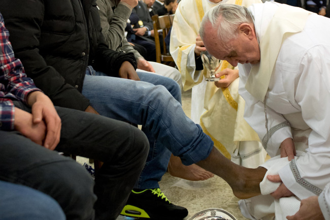 Pope Francis washes the foot of an inmate at the juvenile detention center of Casal del Marmo, Rome, Thursday. (AP-Yonhap News)