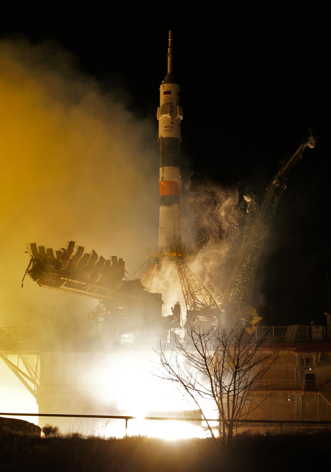 The Soyuz-TMA-08M rocket carrying a new crew to the International Space Station blasts off at the Russian-leased Baikonur cosmodrome, Kazakhstan, Friday. (AP-Yonhap News)