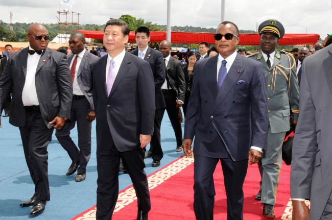 China’s President Xi Jinping and Congo’s President Denis Sassou Nguesso arrive for the inauguration of a Chinese-built hospital in Mfilou, a neighborhood west of Brazzaville, Saturday. (AFP-Yonhap News)