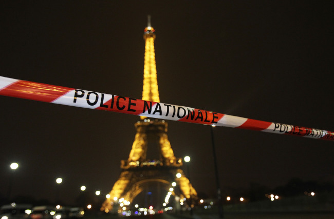 A police cordon is set near the Eiffel Tower in Paris on Saturday. (Xinhua-Yonhap News)