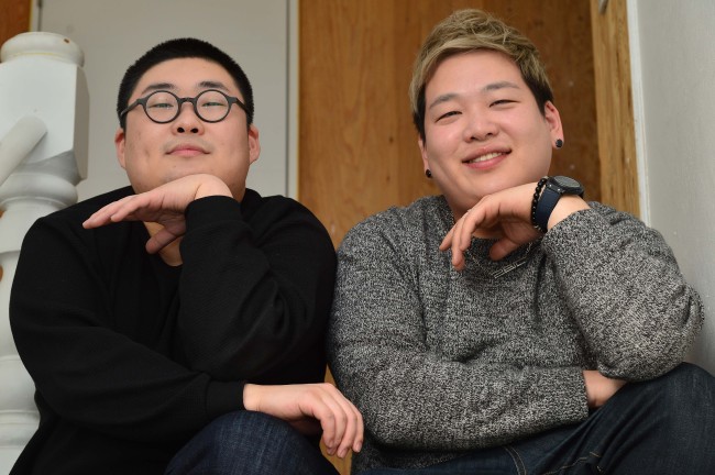 The two R&B singers of 2BiC Ji-hwan (left) and Jun-hyung pose at the Nextar Entertainment studio office. (Lee Sang-sub/The Korea Herald)