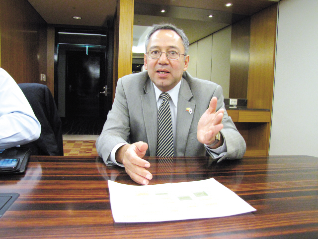 Ecuadorian Minister of Knowledge and Human Talent Augusto Espinosa gestures during an exclusive interview with The Korea Herald in Seoul on Wednesday. (Philip Iglauer/The Korea Herald)