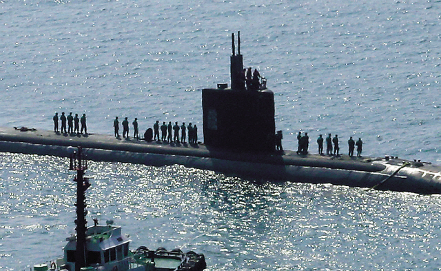 U.S. nuclear attack submarine USS Cheyenne enters a naval port in Busan on March 20. (Yonhap News)