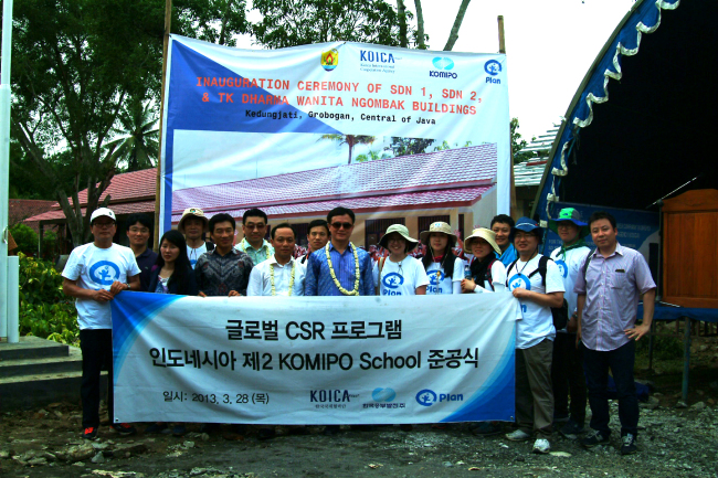 KOMIPO president Choi Pyeong-rak (fifth from the left, front row) poses with KOMIPO employees in Indonesia during a ceremony to celebrate the opening of the second elementary school in Java Island, Indonesia, last Thursday. (KOMIPO)