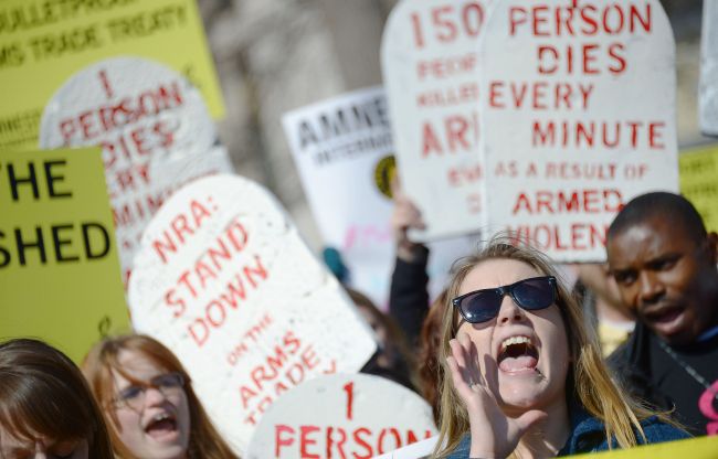 Demonstrators from Amnesty International chant outside the White House in Washington, D.C., on March 22 for a comprehensive global arms trade treaty. (AFP-Yonhap News)