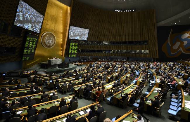 Delegates to the United Nations General Assembly on Tuesday gather after passing the first U.N. treaty regulating the international arms trade. (AFP-Yonhap News)