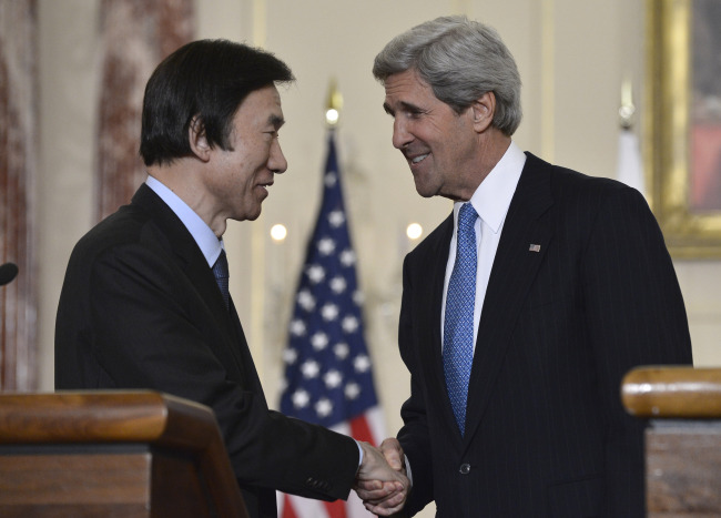 Yun Byung-se, South Korean Minister of Foreign Affairs and Trade, shakes hands with U.S. Secretary of State John Kerry during a joint press conference at the U.S. State Department in Washington, D.C. on Tuesday. (Xinhua-Yonhap News)