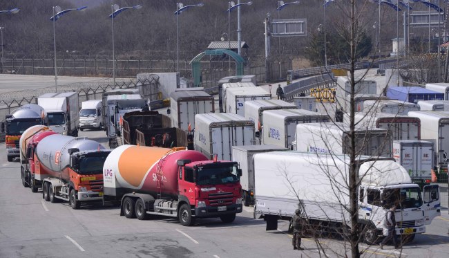 Vehicles turn back at the South Korea customs and immigration checkpoint in Paju, Gyeonggi Province on Wednesday after North Korea blocked their entry into the Gaeseong industrial park. (Park Hae-mook/The Korea Herald)