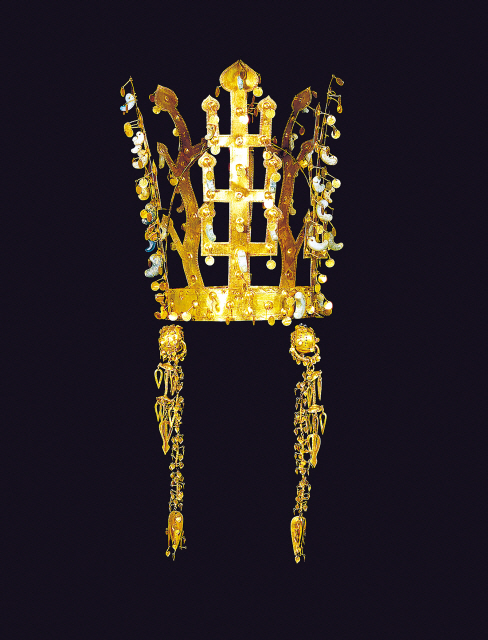 Gold crown from Silla Kingdom, 5th century, Treasure No. 339 (Gyeongju National Museum/Leeum)