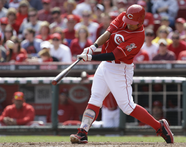 Cincinnati Reds outfielder Choo Shin-soo hits a solo home run in the ninth inning on Saturday. (AP-Yonhap News)
