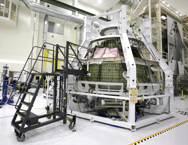 The Orion Exploration Flight Test 1 crew module is seen in the Operations and Checkout building during a media tour at the Kennedy Space Center in Cape Canaveral, Florida, on Jan. 13. (AP-Yonhap News)