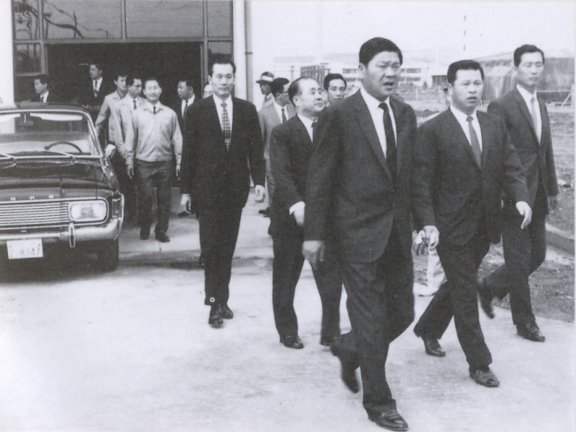 SK founder Chey Jong-kun (third from right) and his younger brother and later chief Chey Jong-hyun (second from right) take a look at its Suwon factory in December 1968. (SK Group)