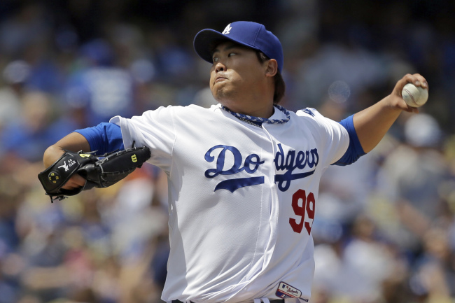 Los Angeles Dodgers starter Ryu Hyun-jin pitches to the Pittsburgh Pirates in the second inning of a baseball game in Los Angeles on Sunday. (AP-Yonhap News)