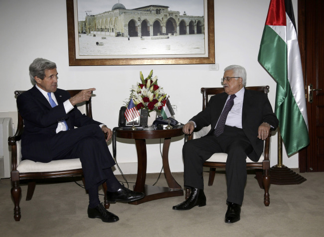 Palestinian President Mahmoud Abbas (right) meets with U.S. Secretary of State John Kerry in the West Bank city of Ramallah on Sunday. (AP-Yonhap News)