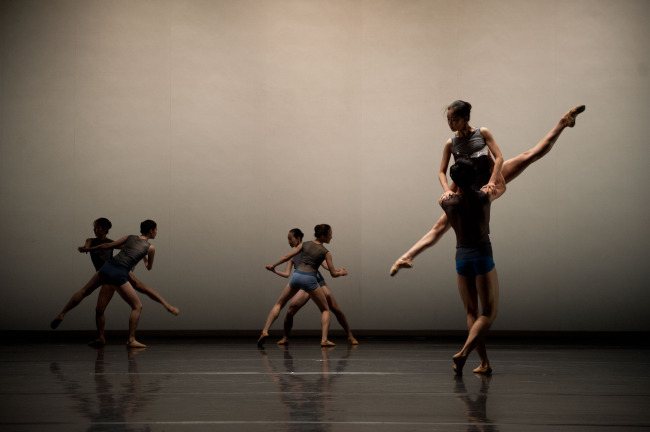 A scene from Jeong Hyeong-il’s ballet “Freedom from Weight.” (GDF)