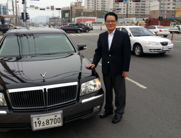 Former Democratic United Party floor leader Park Jie-won stands beside the limousine of the late President Kim Dae-jung. (Yonhap News)