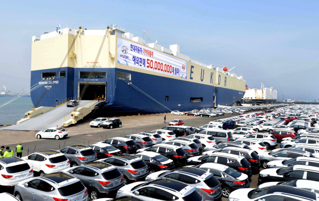 Hyundai Motor vehicles wait for shipment in front of a transporter ship in Ulsan. (Hyundai Motor)