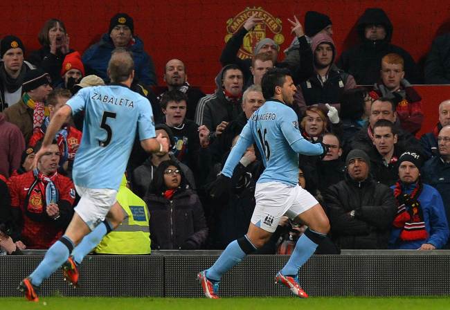 Manchester City’s Sergio Aguero (right) celebrates his goal on Monday. (AFP-Yonhap News)