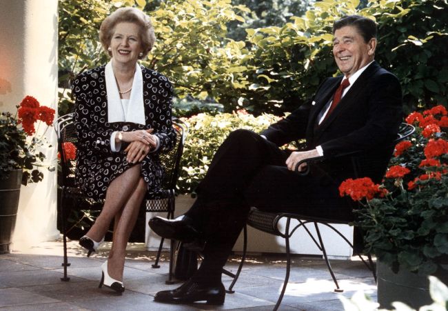 Former U.S. President Ronald Reagan and former British Prime Minister Margaret Thatcher pose for photographers on the patio outside the Oval Office at the White House in Washington on July 17, 1987. (AFP-Yonhap News)