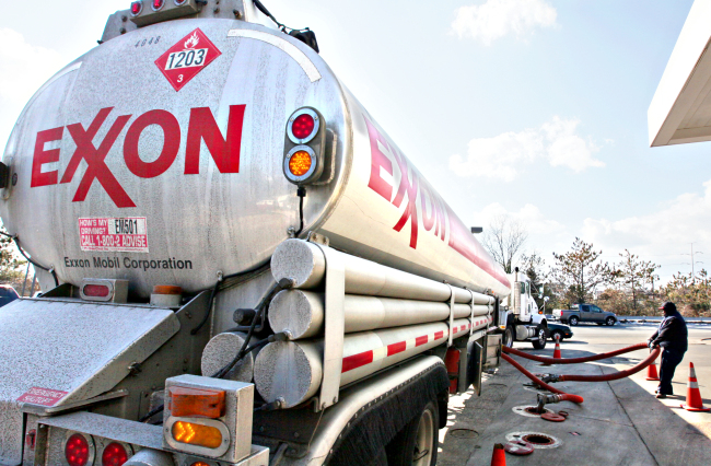 An Exxon tanker truck makes a refueling stop at an Exxon station in Arlington, Virginia. (AP-Yonhap News)