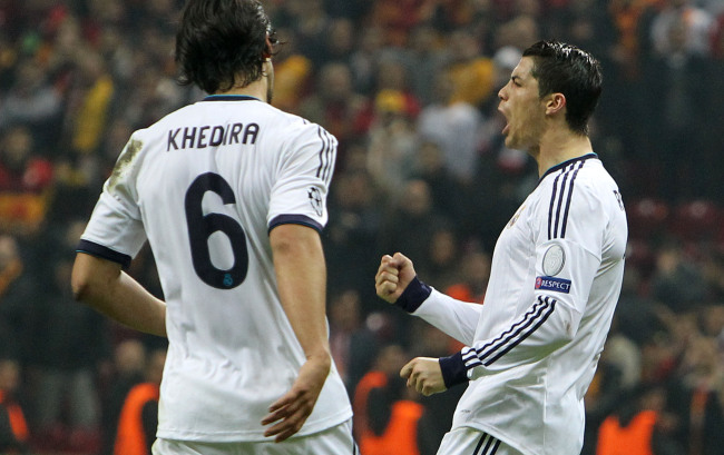 Real Madrid’s Cristiano Ronaldo (right) celebrates after scoring his second goal on Tuesday. (AP-Yonhap News)