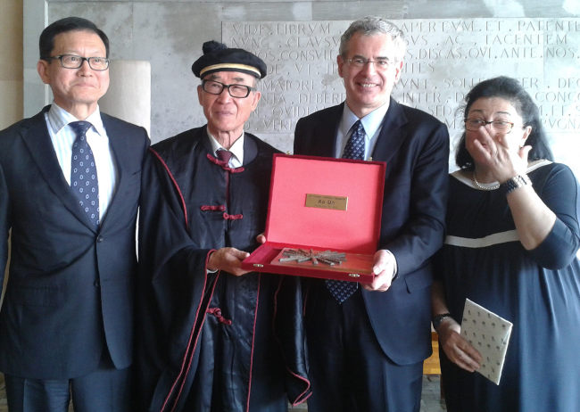 Korean poet Ko Un (second from left) poses for a photo after being appointed as the Honorary Fellow at Ca’Foscari University of Venice in Venice, Italy, Wednesday. Standing on his left is Carlo Carraro, the rector of the university. (Yonhap News)