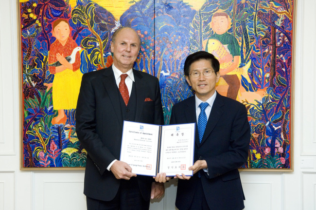 Gyeonggi Gov. Kim Moon-soo (right) and Merck Korea CEO Juergen Koenig pose at a ceremony to grant a letter of appointment as an adviser for promotion of investment in the province on Wednesday. (Merck Korea)