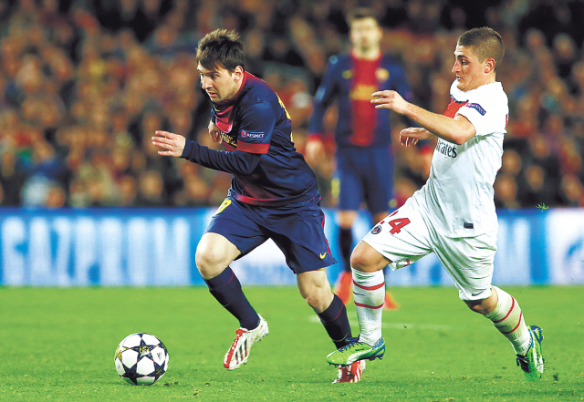 Barcelona’s Lionel Messi gets past PSG’s Marco Verratti on Wednesday. (AP-Yonhap News)