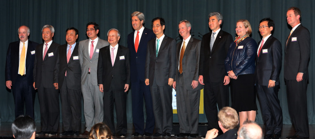 U.S. Secretary of State John Kerry (sixth from left) stands flanked by representatives of the Korean and foreign business community including Korea International Trade Association chairman Han Duk-soo (seventh from left) and Korea Chamber of Commerce and Industry chairman Sohn Kyung-shik (fifth from left) at a meeting hosted by the American Chamber of Commerce in Korea on Friday. (Yonhap News)