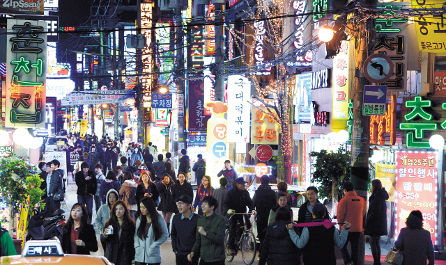 People mill around Rodeo Street near Konkuk University on Tuesday night. (Park Hyun-koo/The Korea Herald)