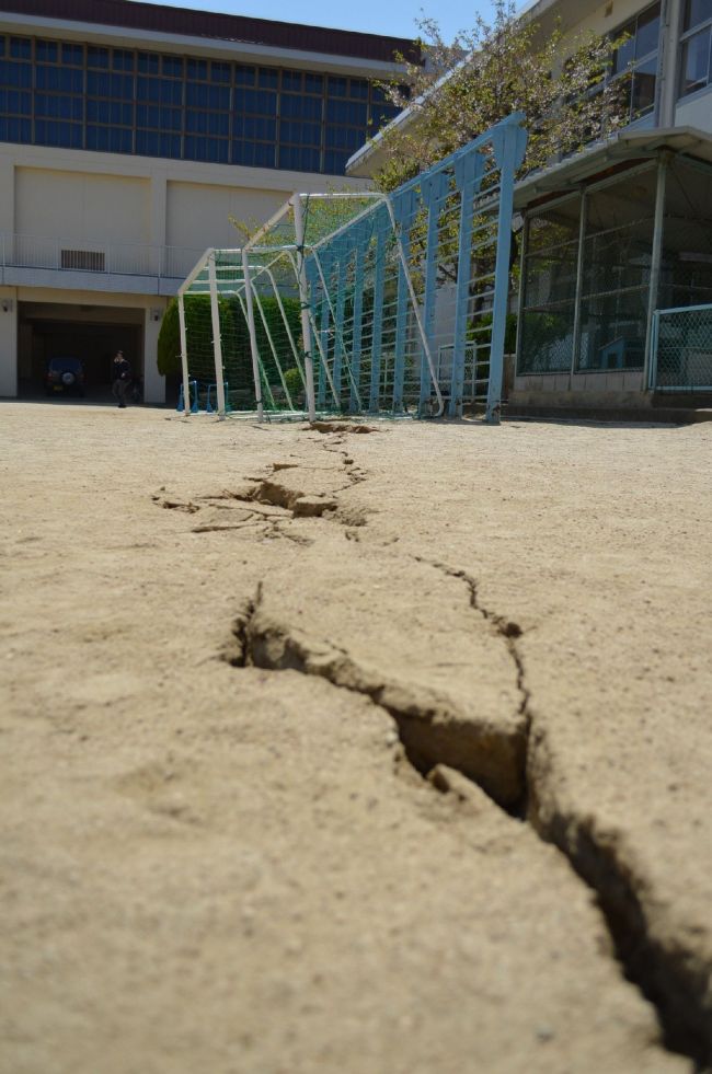 An elementary school ground is cracked in Sumoto, on Awaji island, Hyogo prefecture, western Japan, Saturday after a strong earthquake. (AFP-Yonhap News)