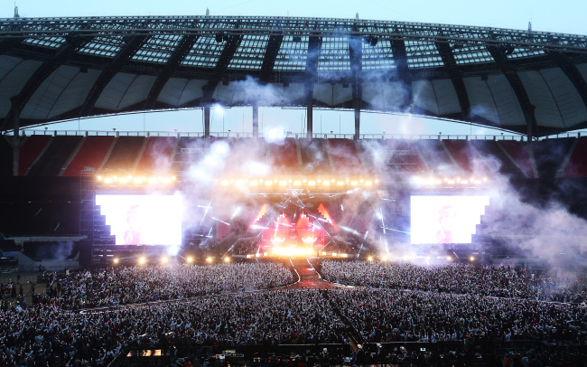 Psy’s “Happening” concert draws in 45,000 fans to the Seoul World Cup Stadium on Saturday night. (Yonhap News)