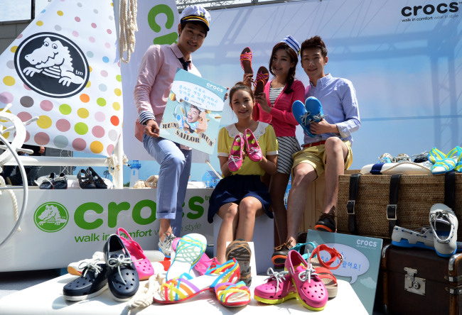 Shoes brand Crocs promotes its new boat shoes line in a marketing campaign that includes offering boat trips to Singapore to the winner of a promotional game at COEX in southeastern Seoul. (Chung Hee-cho/The Korea Herald)