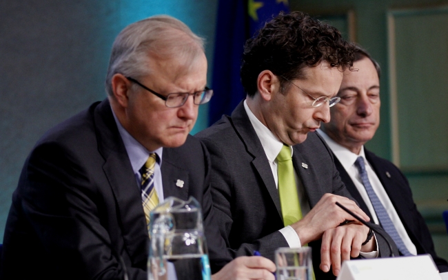 EU Economic Affairs Commissioner Olli Rehn (left), Eurogroup Chair Jeroen Dijsselbloem and Central Bank President Mario Draghi (right) speak to the media during a break at an informal meeting of European finance ministers in Dublin Castle on Friday. (AP-Yonhap News)