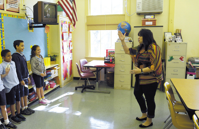 Julia Puentes leads her class through an exercise during an English class at Coral Way K-8 Center in Miami on April 3. (AP-Yonhap News)