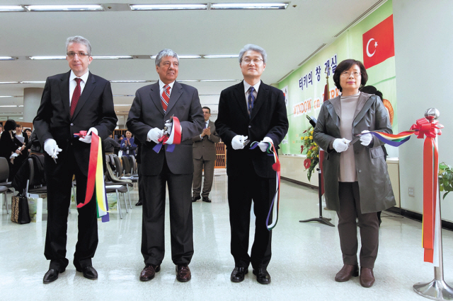 Turkish Ambassador to Korea Naci Saribas (second from left) and others cut the ribbon in an openingceremony for the “Window on Turkey” section at the National Library of Korea on Monday. From left are:Zekeriya Batmazoglu, acting president of the Turkish National Library; Saribas; Shim Jang-sup, chiefexecutive of the National Library of Korea; and Lee Sook-hyeun, director general of the library’s servicedepartment. (Turkish Embassy)