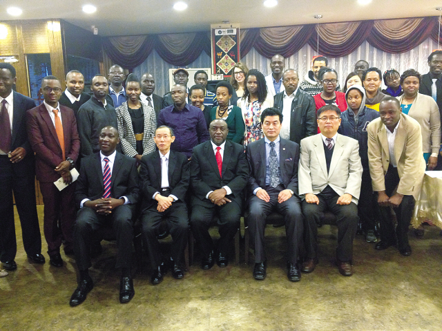 Kenyan Ambassador to Korea Ngovi Kitau (seated center) and Kenyan Community in Korea pose for a group photo during a reception for four international students at a local restaurant in Itaewon in Seoul on April 6. (Philip Iglauer/The Korea Herald)